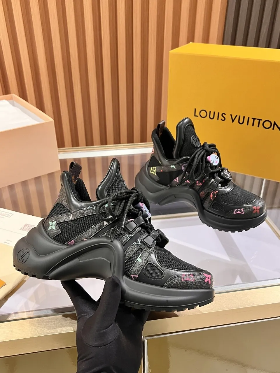 👟👟Ex-factory price 720👟👟 This three-color LV is different. 2025 new Murakami Takashi co-branded black three-color LV fancy button model Archlight donkey brand hardware casual sports dad shoes with an increased heel height of about 5.5cm, 35-41 white letter buckle